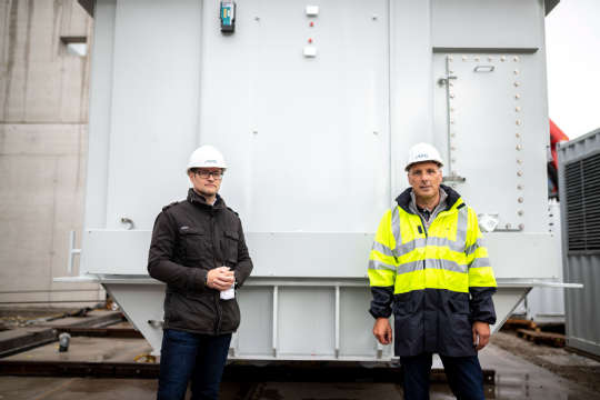 Christoph Schuh und Wolfgang Ranninger vor dem neuen Trafnsformator_280920_c_martinlugger_apg__LUG0325.jpg